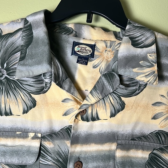 Tommy Bahama men’s Gray Floral Shirt - Picture 3 of 8